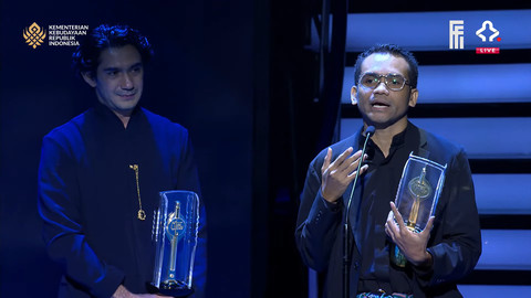 Reza Rahadian dan Felix K Nesi. Foto: YouTube Festival Film Indonesia