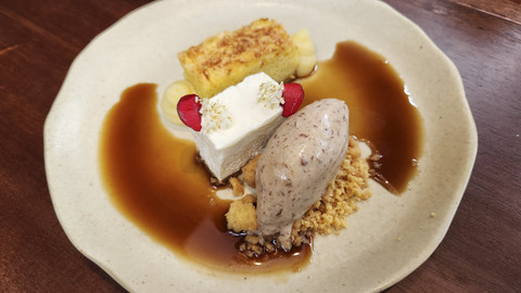 Sajian bolu tape keju di restoran 'TAMU' Jakarta. Foto: Azalia Amadea/kumparan