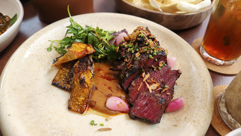 Sajian konro pipi sapi restoran 'TAMU' Jakarta. Foto: Azalia Amadea/kumparan