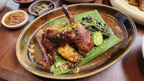 Setengah ekor ayam guling ala restoran 'TAMU' Jakarta. Foto: Azalia Amadea/kumparan