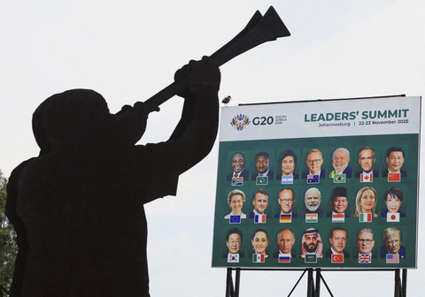 Seorang warga berdiri didekat papan Papan iklan para pemimpin dunia menjelang pelaksanaan KTT G20 2025 di Johannesburg, Afrika Selatan, Kamis (20/11/2025). Foto: Esa Alexander/Reuters