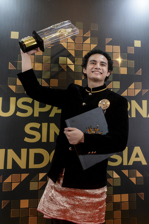 Aktor Omara Esteghlal berpose usai meraih penghargaan Pemeran Pendukung Pria Terbaik dalam Festival Film Indonesia 2025 di Jakarta, Kamis (20/11/2025). Foto: Putra M. Akbar/ANTARA FOTO 