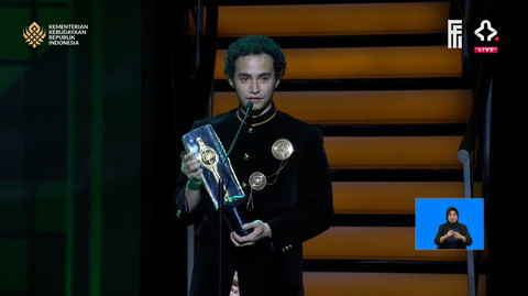 Omara Esteghlal di malam puncak FFI 2025. Foto: YouTube Festival Film Indonesia