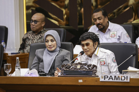 Ketum Persatuan Artis Musik Dangdut Indonesia (PAMDI) Rhoma Irama didampingi Waketum PAMDI Cici Faramida (kiri) menyampaikan paparan pada Rapat Dengar Pendapat Umum (RDPU) dengan Baleg DPR di Kompleks Parlemen, Senayan, Jakarta, Kamis (20/11/2025). Foto: Dhemas Reviyanto/ANTARA FOTO