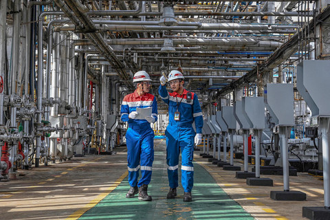 Pekerja melakukan patroli rutin pada unit Platformer 1, Hydro Skimming Complex (HSC) di Kilang Pertamina Internasional (KPI) Unit Dumai, Riau, Kamis (20/11/2025). Foto: ANTARA FOTO/Sulthony Hasanuddin