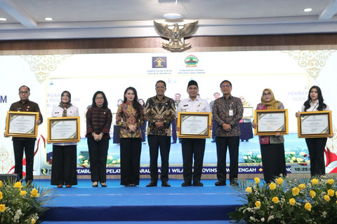 Menteri Hukum Supratman Andi Agtas (kelima dari kiri), bersama Wakil Gubernur Jawa Tengah, Taj Yasin Maimoen (keempat dari kanan), Duta Posbankum, Sherly Tjoanda Laos (keempat dari kiri), dan Ketua Badan Pembinaan Hukum Nasional (BPHN) Min Usihen (ketiga dari kiri) pada peresmian 8.563 Pos Bantuan Hukum (Posbankum) di Gedung Gradhika Bhakti Praja, Kompleks Kantor Gubernur Jawa Tengah pada Rabu (19/11). Foto: Dok. Istimewa