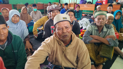 Nisman, lansia warga Desa Supiturang yang mengungsi saat erupsi Gunung Semeru di SDN Supiturang 4, Kecamatan Pronojiwo, Kabupaten Lumajang, Kamis (20/11/2025) Foto: Farusma Okta Verdian/kumparan