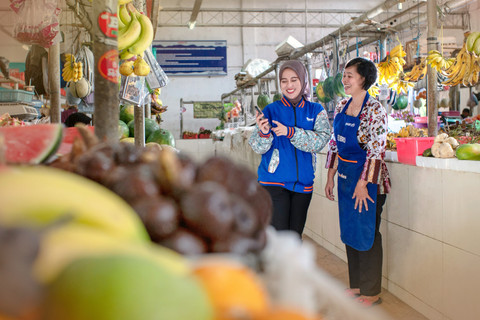 Petugas BRI bersama nasabah pelaku UMKM. Foto: Dok. BRI