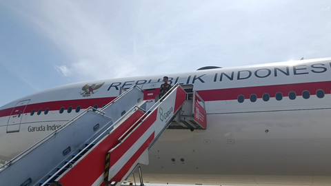 Wakil Presiden (Wapres) Gibran Rakabuming lepas landas dari Pangkalan TNI AU Halim Perdanakusuma, Jakarta, menuju Johannesburg, Afrika Selatan, pada Jumat (21/11) pukul 09.15 WIB. Foto: Zamachsyari/kumparan