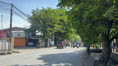 Suasana Jalan Raya Cilincing, Jakarta Utara sebelum pukul 09.00 WIB pada Jumat (21/11). Foto: Abid Raihan/kumparan