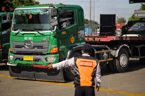 Sejumlah petugas mengatur lalu lintas di kawasan Jalan Raya Cilincing, Jakarta Utara, Jumat (21/11/2025).  Foto: Iqbal Firdaus/kumparan