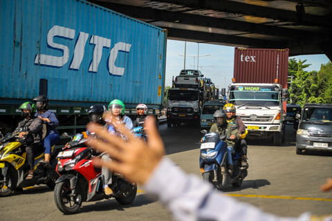 Sejumlah petugas mengatur lalu lintas di kawasan Jalan Raya Cilincing, Jakarta Utara, Jumat (21/11/2025).  Foto: Iqbal Firdaus/kumparan
