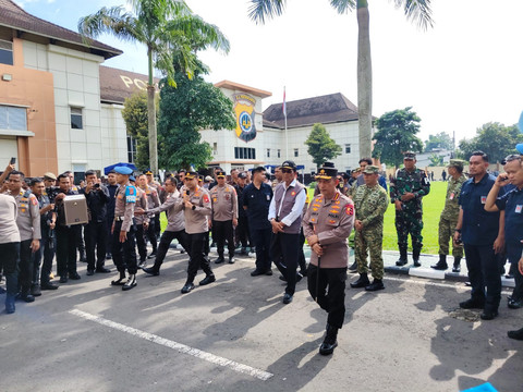   Gubernur DIY Sri Sultan Hamengku Buwono X bersama Kapolri Jenderal Listyo Sigit Prabowo saat menghadiri Srawung Agung Kelompok Jaga Warga untuk Jogja Damai di Mapolda DIY, Jumat (21/11). Foto: Arfiansyah Panji Purnandaru/kumparan