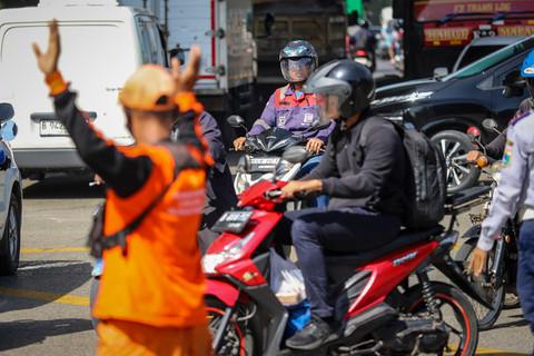 Sejumlah petugas mengatur lalu lintas di kawasan Jalan Raya Cilincing, Jakarta Utara, Jumat (21/11/2025). Foto: Iqbal Firdaus/kumparan
