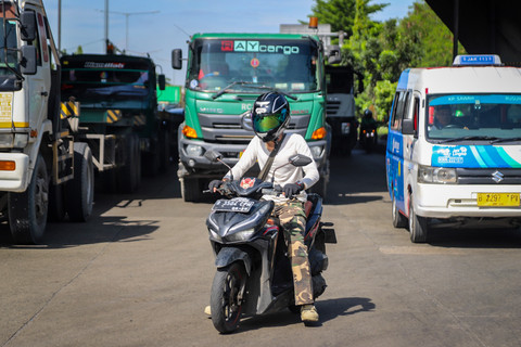 Sejumlah petugas mengatur lalu lintas di kawasan Jalan Raya Cilincing, Jakarta Utara, Jumat (21/11/2025). Foto: Iqbal Firdaus/kumparan