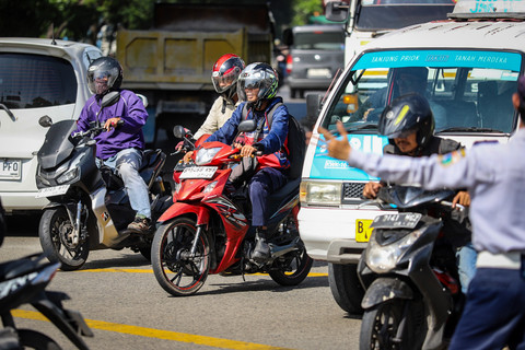 Sejumlah petugas mengatur lalu lintas di kawasan Jalan Raya Cilincing, Jakarta Utara, Jumat (21/11/2025). Foto: Iqbal Firdaus/kumparan