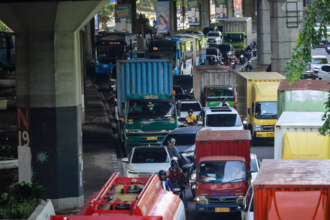 Sejumlah petugas mengatur lalu lintas di kawasan Jalan Raya Cilincing, Jakarta Utara, Jumat (21/11/2025).  Foto: Iqbal Firdaus/kumparan