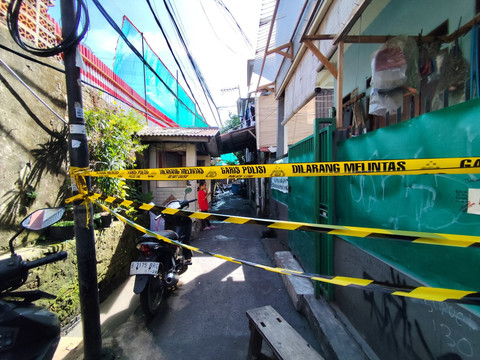 Situasi tembok yang roboh di dekat SMPN 130 Jakarta Barat, Jakarta Barat, pada Jumat (21/11). Foto: Rachmadi Rasyad/kumparan