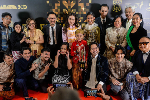 Tim produksi, aktor, dan aktris film Pangku berpose usai meraih penghargaan Film Cerita Panjang Terbaik dalam Festival Film Indonesia 2025 di Jakarta, Kamis (20/11/2025). Foto: ANTARA FOTO/Putra M. Akbar