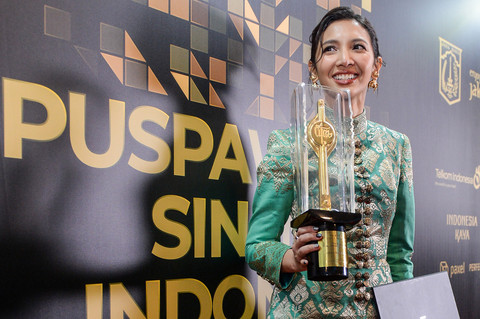 Aktris Sheila Dara berpose usai meraih penghargaan Pemeran Utama Perempuan Terbaik dalam Festival Film Indonesia 2025 di Jakarta, Kamis (20/11/2025). Foto: ANTARA FOTO/Putra M. Akbar