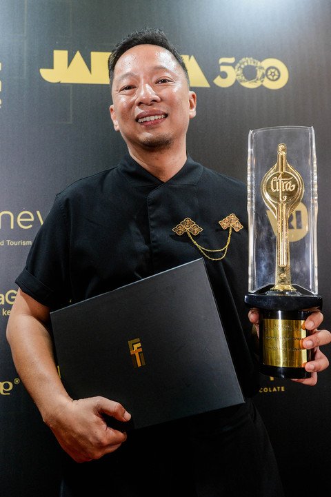 Aktor Ringgo Agus Rahman berpose usai meraih penghargaan Pemeran Utama Pria Terbaik dalam Festival Film Indonesia 2025 di Jakarta, Kamis (20/11/2025). Ringgo menang melalui film Panggil Aku Ayah. Foto: ANTARA FOTO/Putra M. Akbar