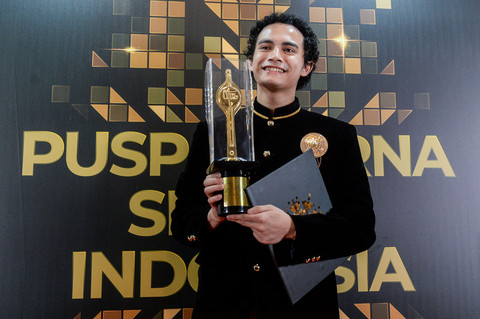 Aktor Omara Esteghlal berpose usai meraih penghargaan Pemeran Pendukung Pria Terbaik dalam Festival Film Indonesia 2025 di Jakarta, Kamis (20/11/2025). Foto: ANTARA FOTO/Putra M. Akbar