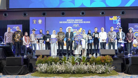 Menteri Hukum Supratman Andi Agtas (tengah) foto bersama usai menjadi pembicara dalam Podcast What's Up Kemenkum Campus Calls Out di Universitas Diponegoro Jawa Tengah. Foto: Dok: Kementerian Hukum