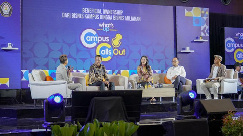 Menteri Hukum Supratman Andi Agtas (kedua dari kiri) saat menjadi pembicara dalam Podcast What's Up Kemenkum Campus Calls Out di Universitas Diponegoro Jawa Tengah. Foto: Dok: Kementerian Hukum