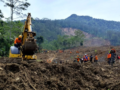 TIM SAR gabungan mencari korban tanah longsor di Pandanarum Banjarnegara. Foto: Dok. Istimewa