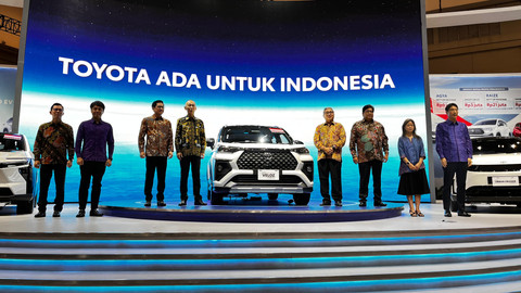Debut global Toyota Veloz Hybrid di Indonesia melalui pameran GJAW 2025, Jumat (21/11). Foto: Aditya Niagara/kumparan