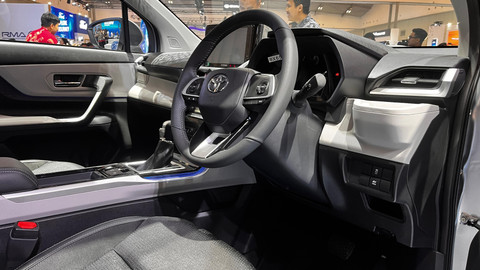 Interior Toyota Veloz Hybrid di Indonesia melalui pameran GJAW 2025, Jumat (21/11). Foto: Aditya Niagara/kumparan