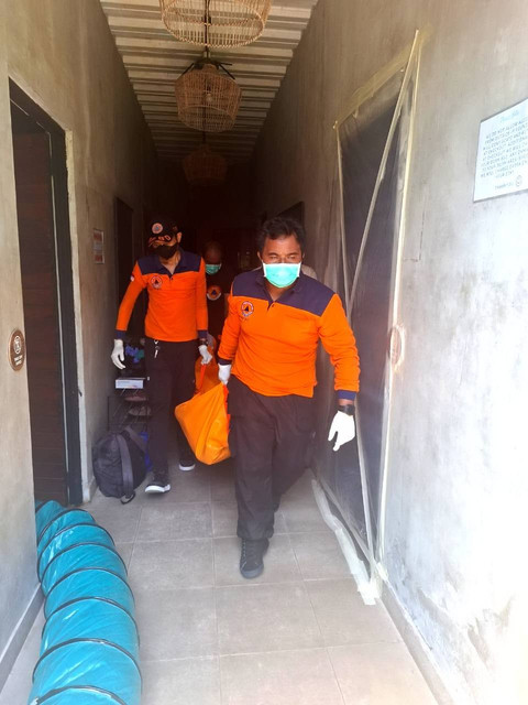 Sejumlah petugas mengevakuasi jenazah Deqing Zhuoga, backpacker perempuan asal China (25) di sebuah kamar hostel di Canggu, Kecamatan Kuta Utara, Kabupaten Badung, Bali, pada Selasa (2/9/2025). Foto: Dok. Polres Badung