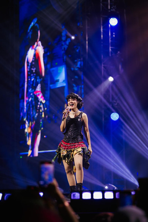 Tampilan Andien saat konser Suarasmara di Istora Senaya pada Sabtu (15/11). Foto: Poplicist Publicist/Arman Febryan,