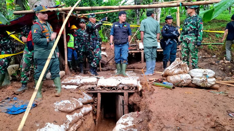 Lubang tambang emas ilegal di Kecamatan Cisolok, Kabupaten Sukabumi, Kamis (20/11/2025). Foto: Dok. kumparan