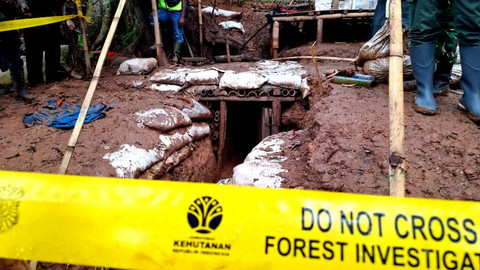 Petugas menyegel lubang tambang emas ilegal di Kecamatan Cisolok, Kabupaten Sukabumi, Kamis (20/11/2025). Foto: Dok. kumparan
