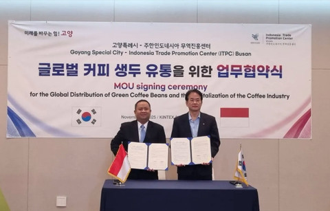 Perwakilan Perdagangan (Perwadag) RI di Korea Selatan (Korsel) dan Pemerintah Kota Goyang, Korea Selatan, melakukan penandatanganan nota kesepahaman (MoU) untuk mendorong pemasaran kopi Indonesia di Korea Selatan, Kamis (6/11/2025). Foto: Antara/HO-Kemendag