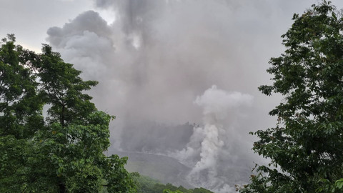 Kepulan abu vulkanik membumbung tinggi di dekat Jembatan Gladak Perak, Sumberwuluh, Kecamatan Candipuro, Kabupaten Lumajang, Jumat (21/11/2025). Foto: Farusma Okta Verdian/kumparan