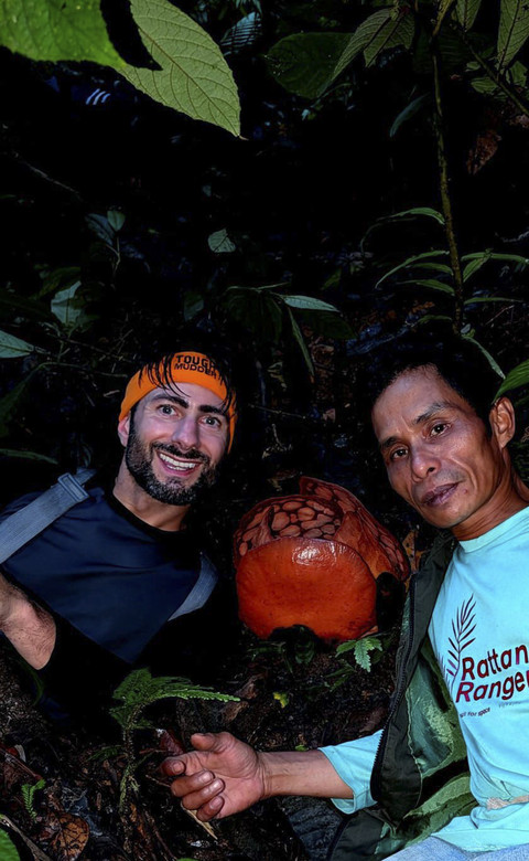 Momen Deki mendokumentasi Rafflesia Hassellti dengan rombongan timnya Iswandi dari Lembaga Pengelola Hutan Nagari dengan Chris Thorogood peneliti dari Universitas Oxford di hutan Sumatra. Foto: Septian Andriki/@bujangpalala44