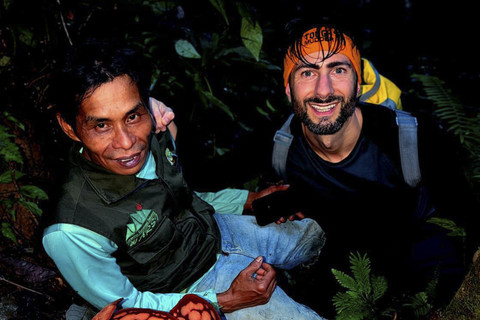 Deki mendokumentasi Rafflesia Hassellti dengan rombongan timnya, meliputi Iswandi dari Lembaga Pengelola Hutan Nagari (kiri) dan Chris Thorogood peneliti dari Universitas Oxford (kanan) di hutan Sumatra. Foto: Septian Andriki/@bujangpalala44
