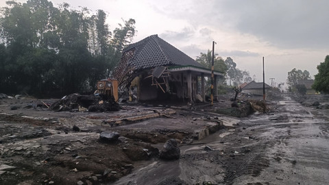 Kondisi Dusun Kamar A, Desa Supiturang, Kecamatan Pronojiwo, Kabupaten Lumajang, usai diterjang erupsi Gunung Semeru, Jumat (21/11/2025).  Foto: Farusma Okta Verdian/kumparan