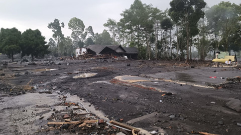 Kondisi Dusun Kamar A, Desa Supiturang, Kecamatan Pronojiwo, Kabupaten Lumajang, usai diterjang erupsi Gunung Semeru, Jumat (21/11/2025).  Foto: Farusma Okta Verdian/kumparan