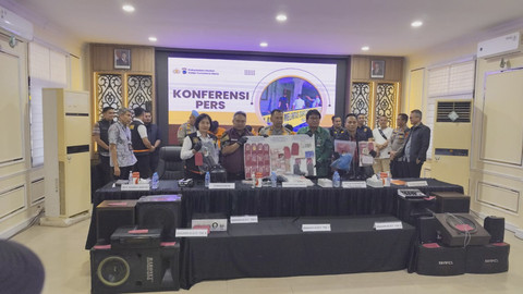 Polrestabes Kota Medan tangkap empat pelaku yang terlibat dalam kasus kebakaran Rumah Hakim, Jumat (21/11/2025). Foto: Amar Marpaung/kumparan