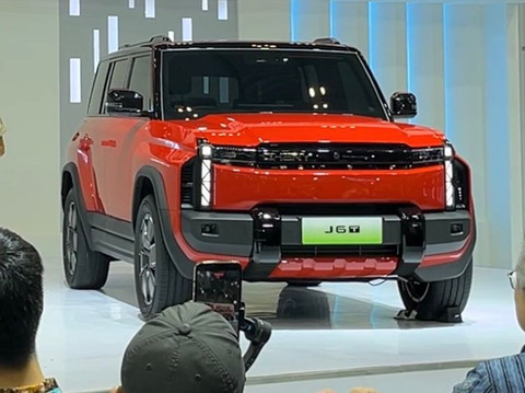 Peluncuran harga Chery J6T di GJAW 2025, Jumat (21/11/2025). Foto: Syahrul Ghiffari/kumparan