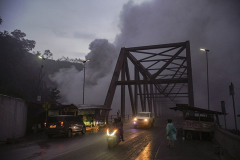 Kendaraan melintasi jembatan Besuk Kobokan yang terdampak asap letusan sekunder di Kecamatan Candipuro, Lumajang, Jawa Timur, Jumat (21/11/2025). Foto: Irfan Sumanjaya/ANTARA FOTO