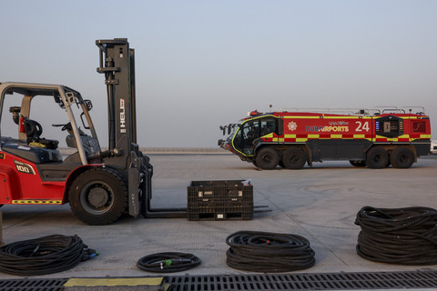 Kendaraan pemadam kebakaran di dekat lokasi kecelakaan pesawat tempur Tejas buatan dalam negeri India saat Dubai Air Show di Dubai, Uni Emirat Arab, Jumat (21/11/2025). Foto: Amr Alfiky/Reuters