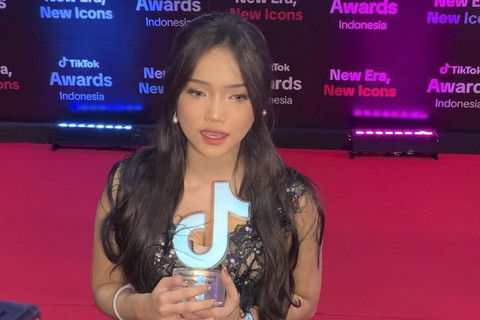 Selebgram Fuji berhasil meraih Popular Video of The Year dalam ajang TikTok Awards Indonesia 2025 yang digelar Jumat (21/11/2025). Foto: Vincentius Mario/kumparan