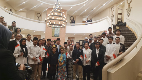 Wakil Presiden Republik Indonesia Gibran Rakabuming berfoto bersama dengan sejumlah Warga Negara Indonesia (WNI) di Afrika Selatan saat tiba di salah satu hotel di Johannesburg, Afrika Selatan, Jumat (21/11/2025). Foto: Zamachsyari/kumparan