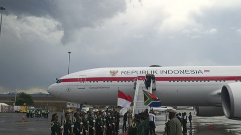 Wakil Presiden Republik Indonesia Gibran Rakabuming tiba di Bandar Udara Internasional O.R. Tambo, Johannesburg, Afrika Selatan, Jumat (21/11/2025). Foto: Zamachsyari/kumparan