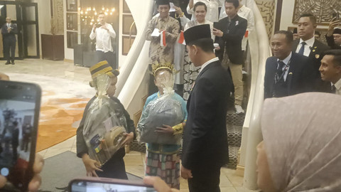 Wakil Presiden Republik Indonesia Gibran Rakabuming berbincang dengan anak-anak saat tiba di Bandar Udara Internasional O.R. Tambo, Johannesburg, Afrika Selatan, Jumat (21/11/2025). Foto: Zamachsyari/kumparan