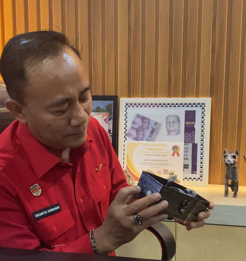 Wagub Kalbar memegang salah satu koleksi tengkoraknya. Foto: Alycia Tracy Nabila/Hi!Pontianak